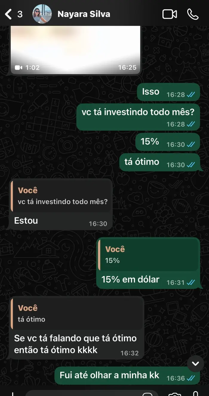 Conversa no WhatsApp: perguntada se investe todo mês, Nayara responde que está, e o retorno é de 15% em dólar
